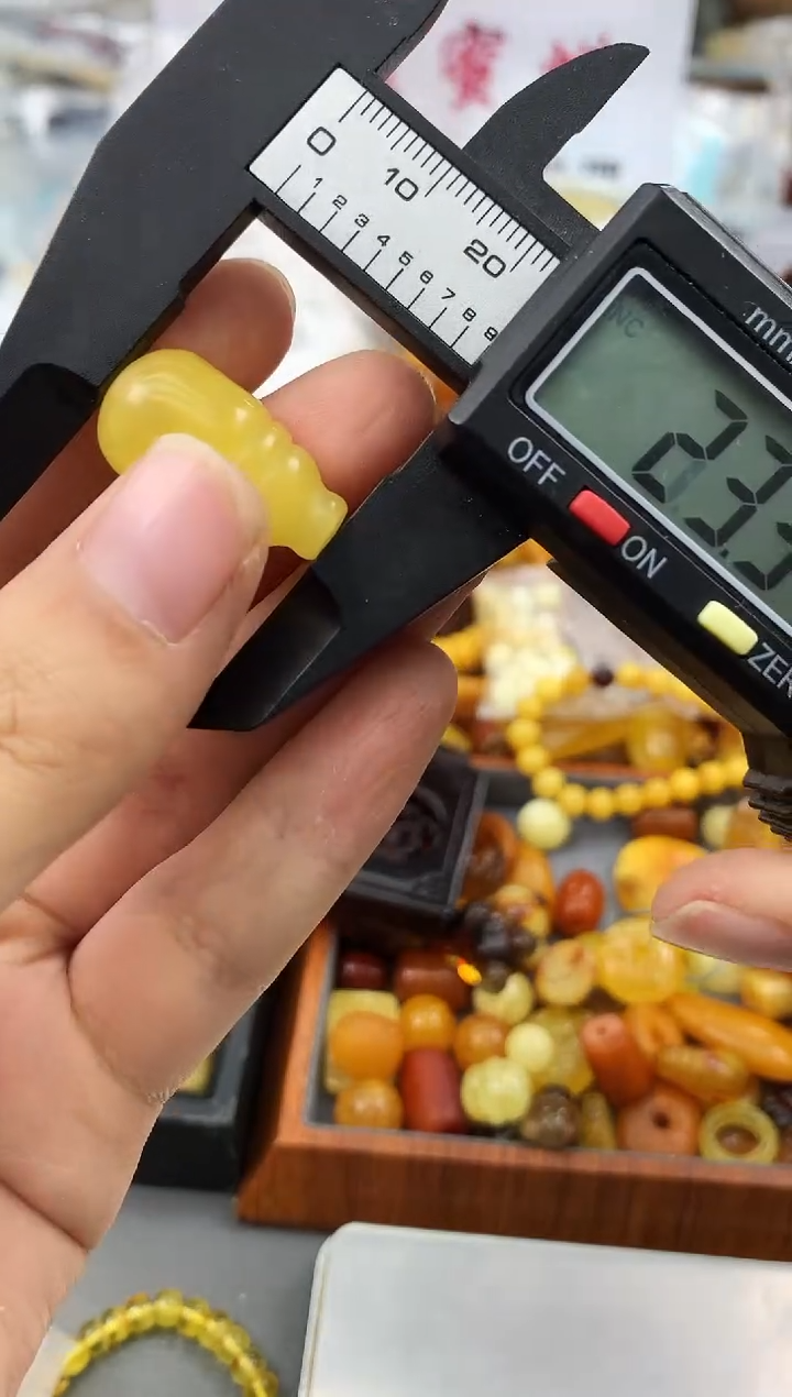 未镶嵌琥珀珠宝奇石200