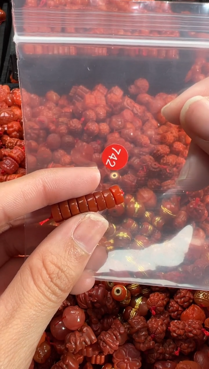 南红玛瑙未镶嵌颈饰1