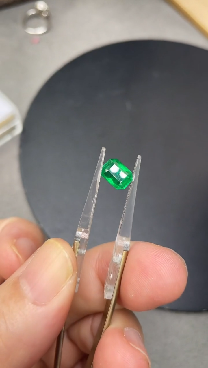 未镶嵌裸石祖母绿1.37克拉斯瓦特祖母绿