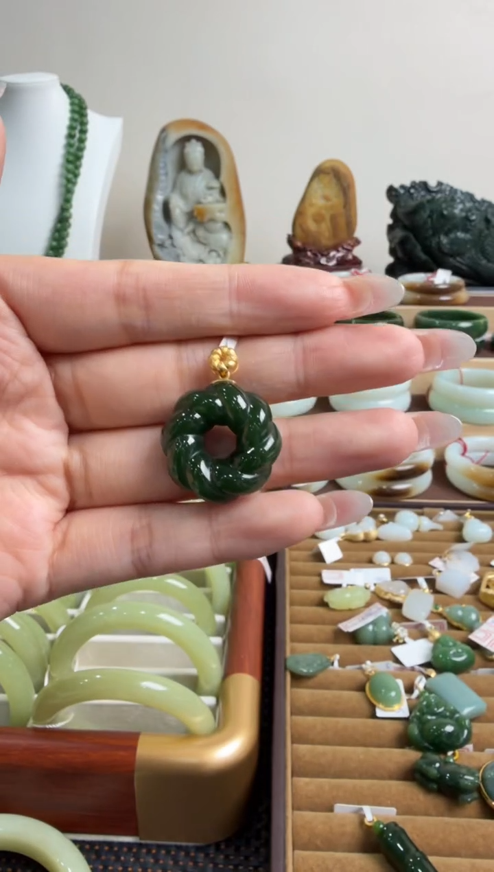 颈饰未镶嵌和田玉挂件