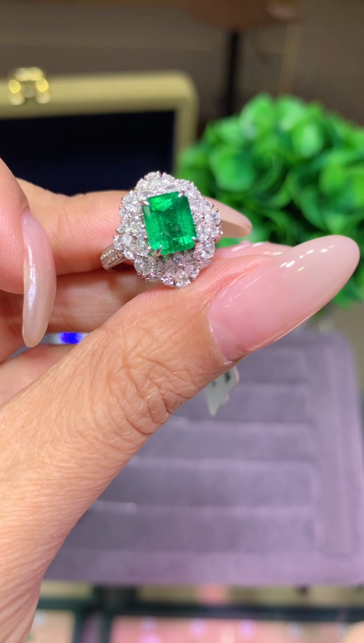 18K金镶嵌戒指祖母绿1.43CT
