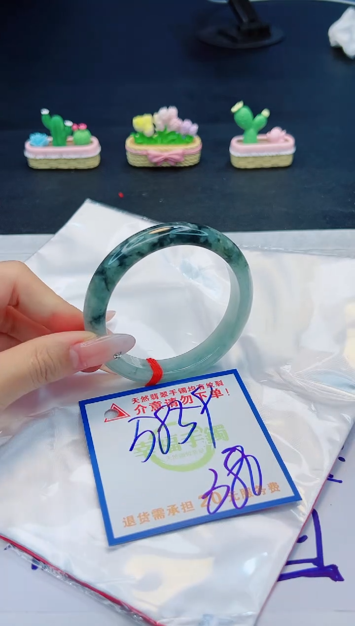 【闪购商品】翡翠手镯未镶嵌，质检证书图片色彩偏黑白