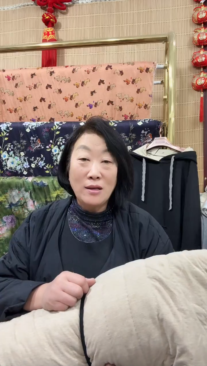 羊毛绗棉碎料杂色稍大（3斤到3.4斤）左右