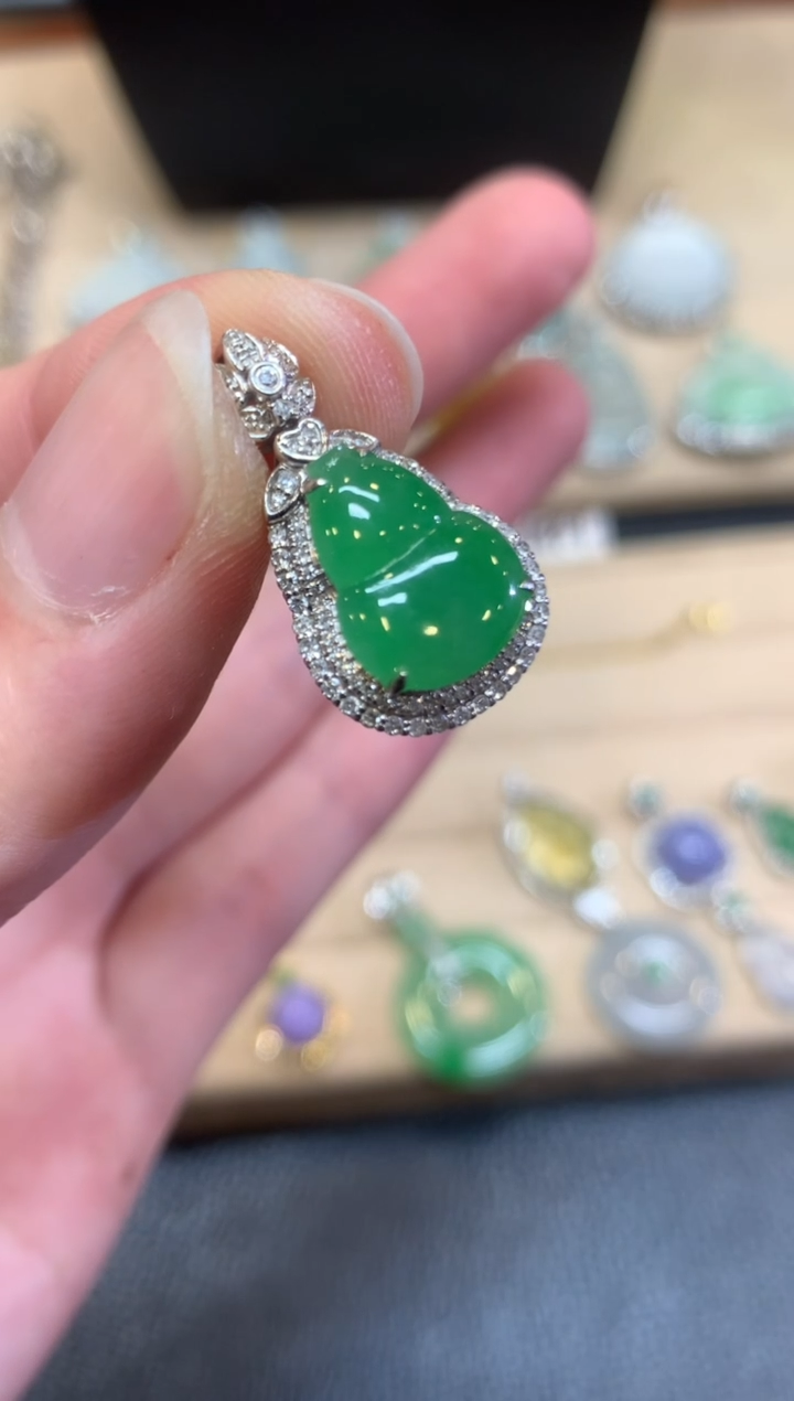 翡翠18K金镶嵌颈饰葫芦【无服务费】