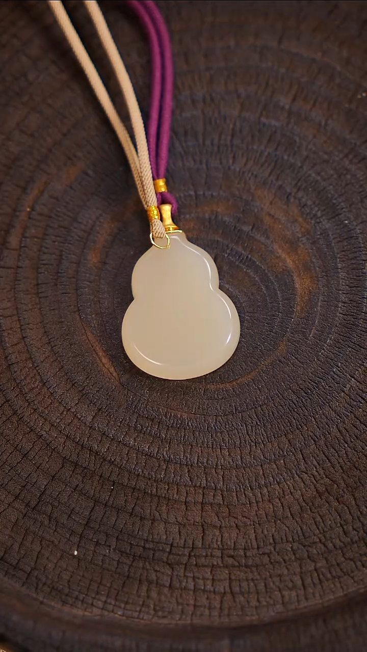 颈饰18K金镶嵌和田玉换黄色绳子