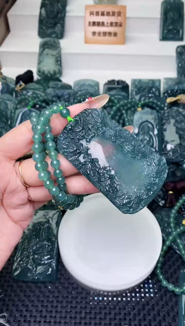 颈饰未镶嵌翡翠 