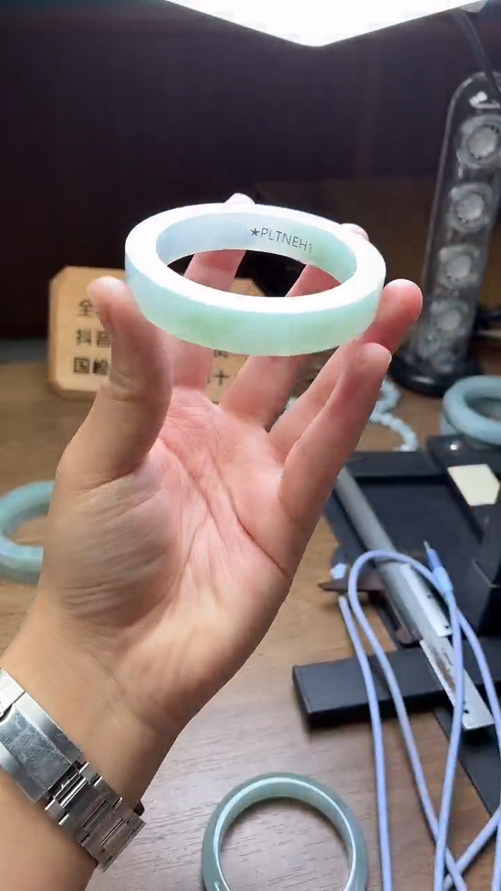 未镶嵌手镯定制翡翠明*儿定制