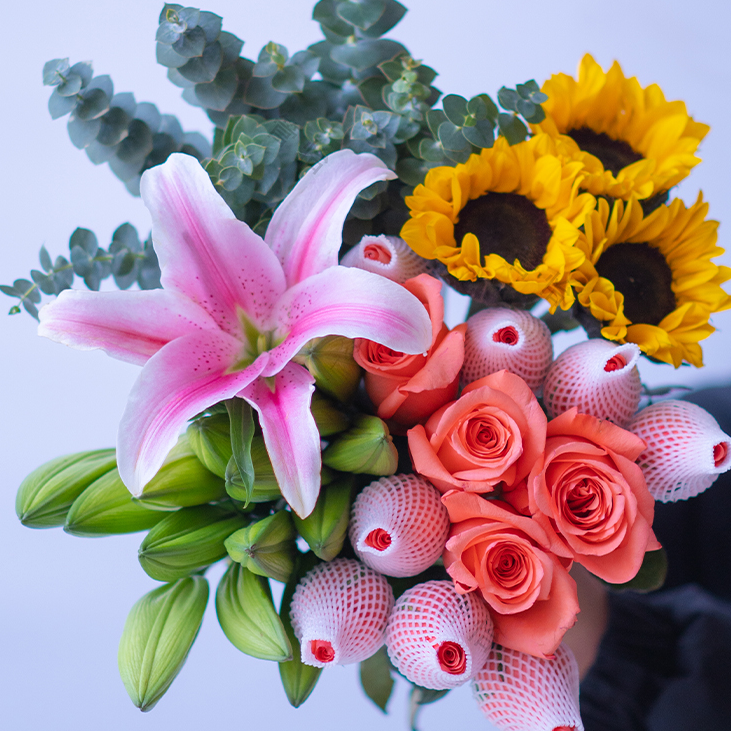 粉玫瑰5枝+百合5朵+向日葵2枝+配草1扎  云南昆明原产地鲜花