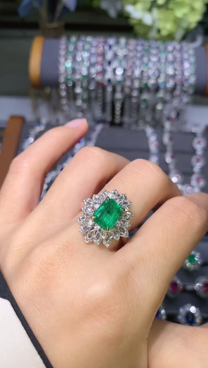 【闪购商品】祖母绿戒指18K金镶嵌