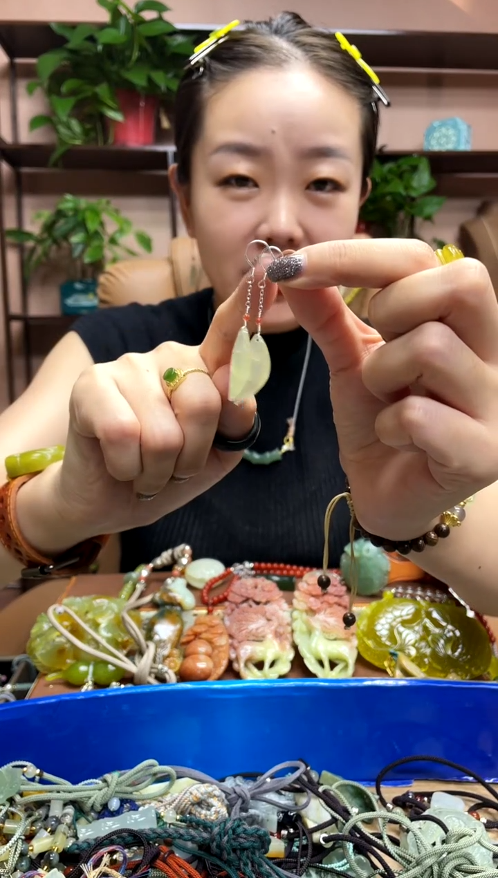 银S925镶嵌岫玉耳饰多样性发货发其中之一
