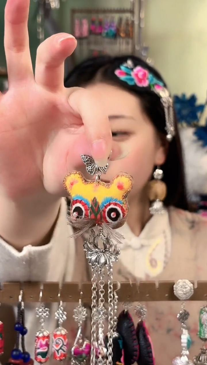 ✨**✨彩云南阁非遗老绣饰品573*