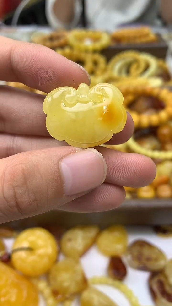 裸石琥珀未镶嵌吊坠