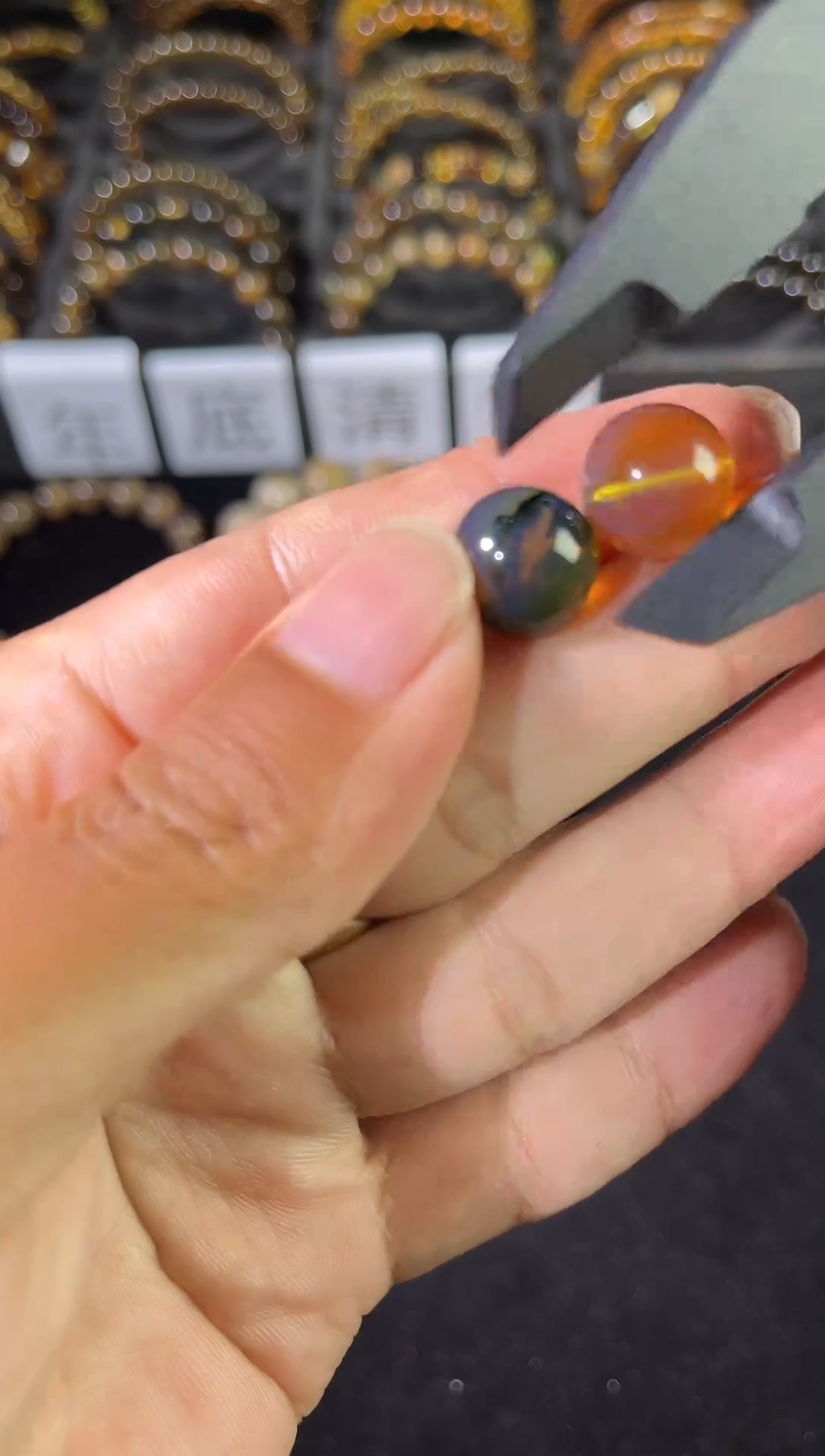 琥珀颈饰未镶嵌12+mm珠子一对，一个虫珀一个蓝藻