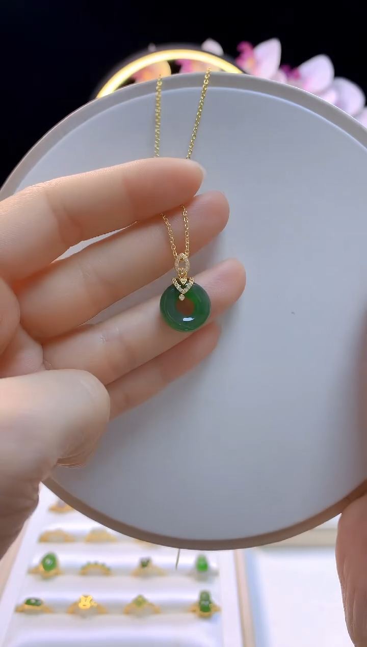 和田玉银S925镶嵌吊坠(赠链)有小黑点猕猴桃碧玉平安扣