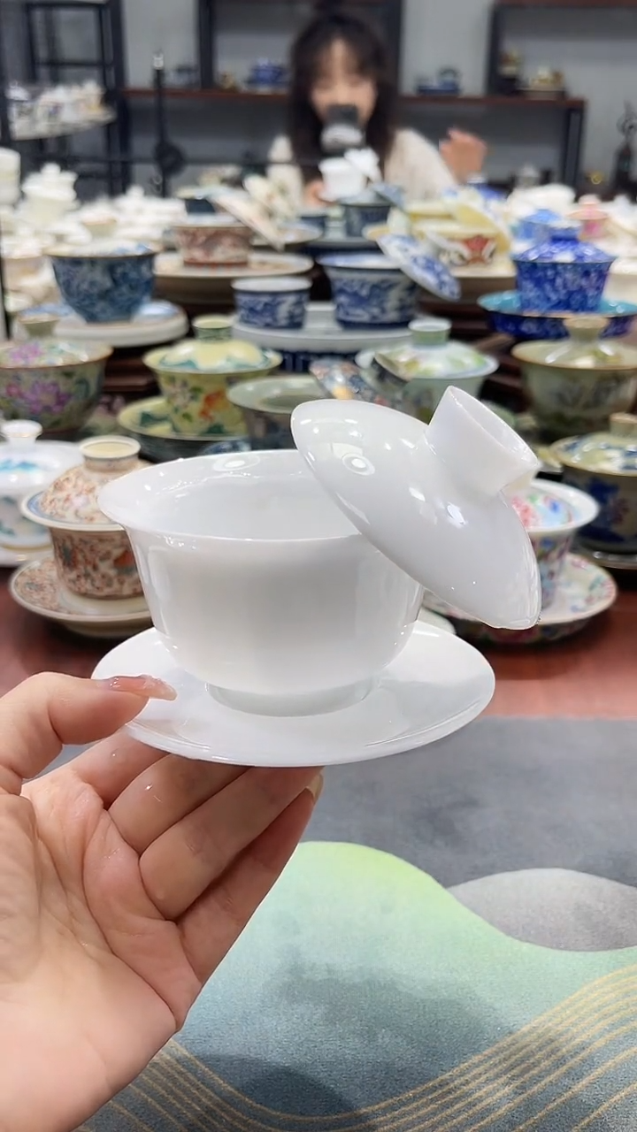 170冰种元宝纯白悬停盖碗 