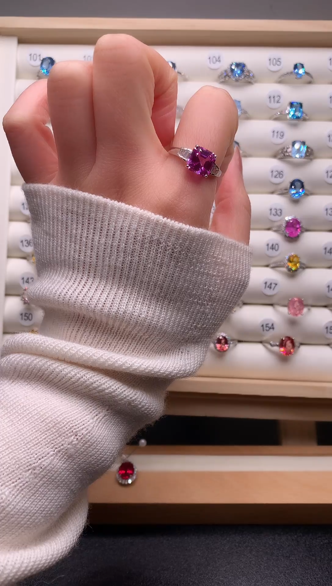 4蓝宝石（处理）帕帕拉恰热粉戒指