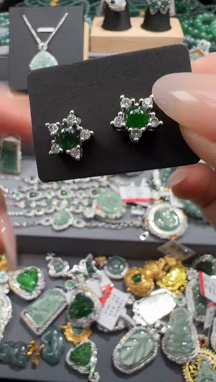 【闪购商品】翡翠吊坠(赠链)未镶嵌翡翠A货源头工厂带证书发