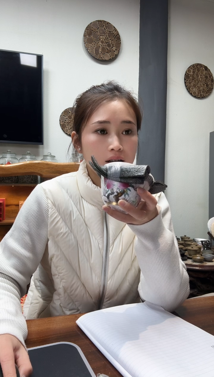 手工艺品玻璃九桃盖碗1个