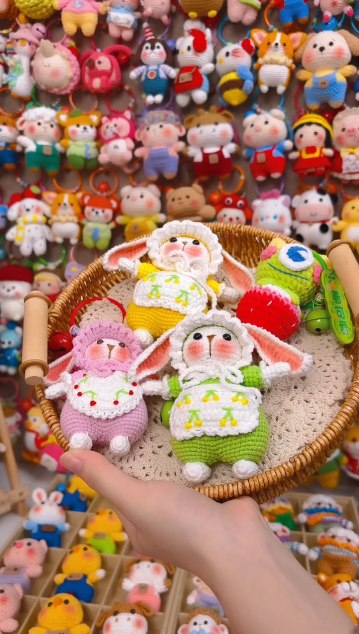 纯手工制作毛线钩织成品3个糖兔，赠送草莓大眼