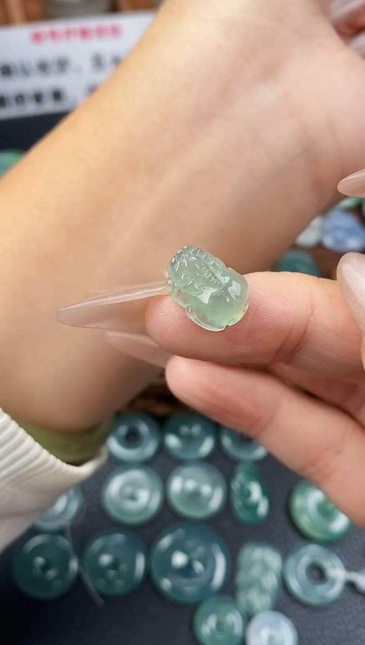 翡翠未镶嵌颈饰:***式貔貅