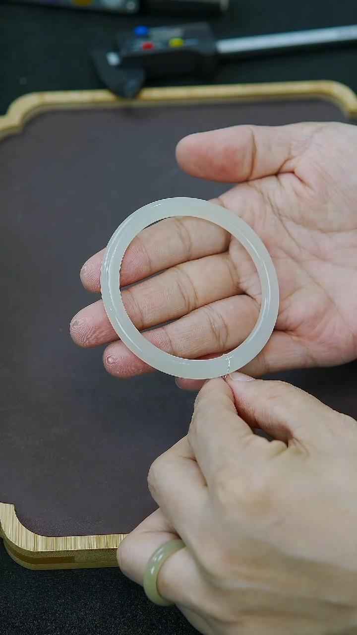 未镶嵌手镯和田玉57圈口  冰白玉叮当镯