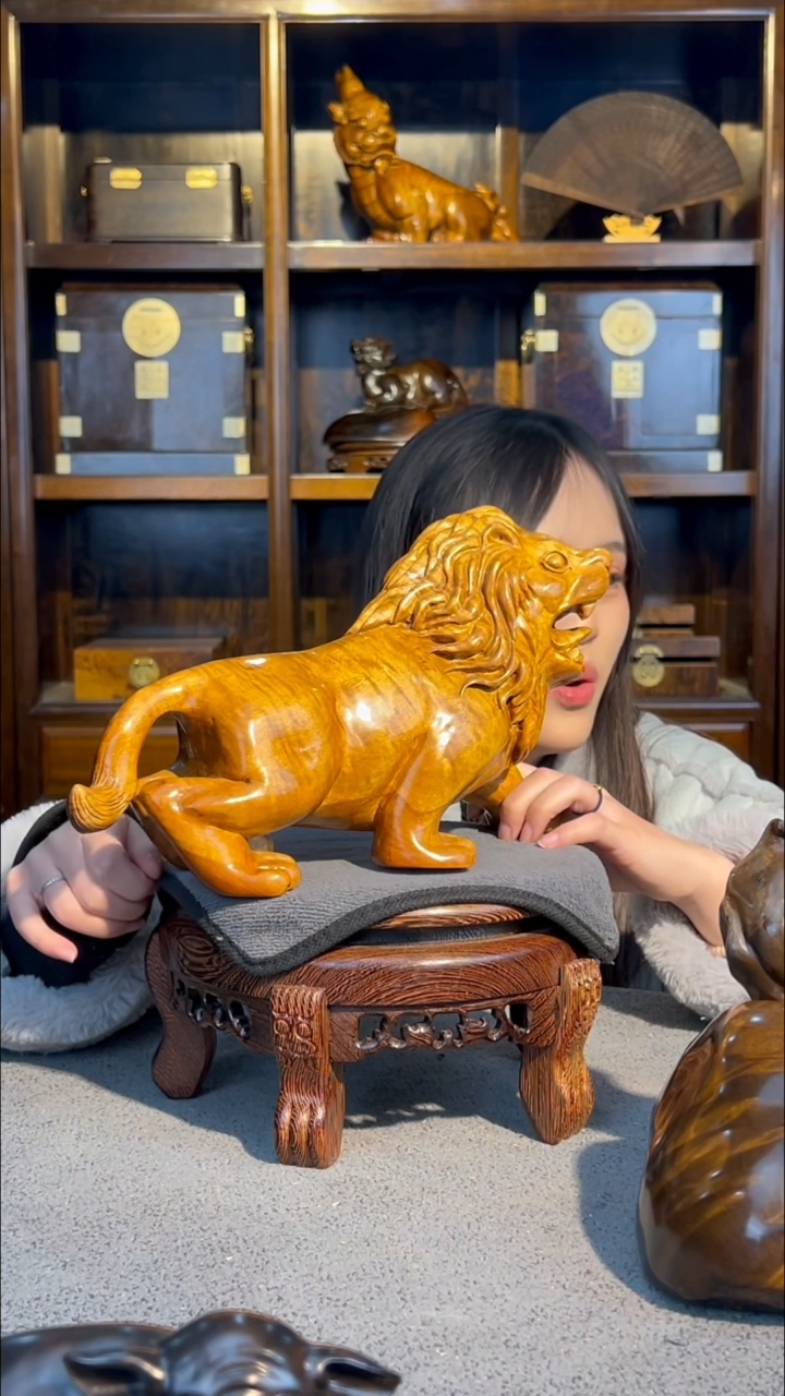 【闪购商品】金丝楠木雕满花狮子