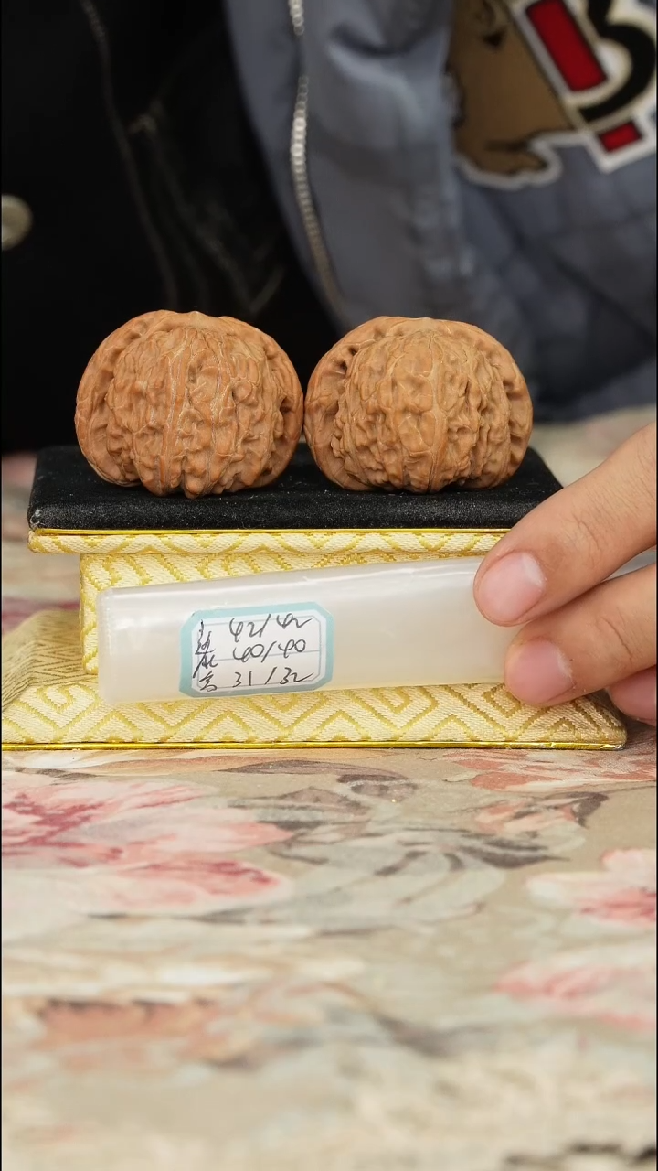 【闪购商品】文玩核桃把件白狮子