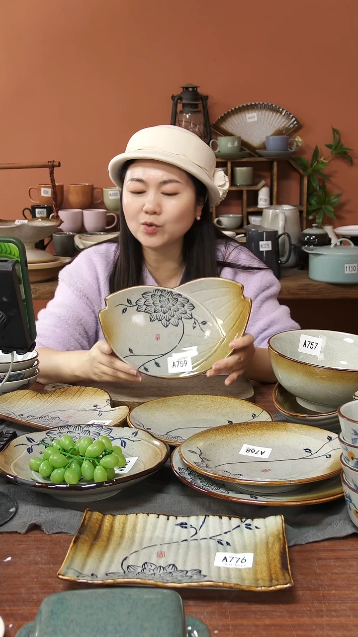 陶瓷A759 一只手绘蓝莲花花苞小号异形盘26*16*5.5微瑕