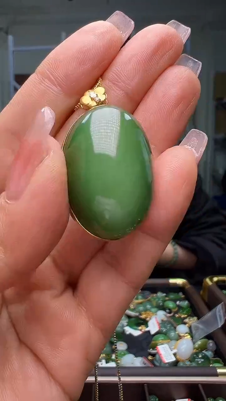 颈饰18K金镶嵌和田玉（多样性发货.发其一)1.04.48