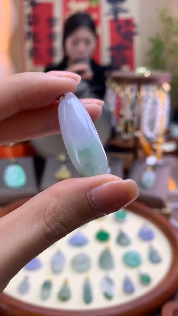 【闪购商品】翡翠颈饰18K金镶嵌福瓜