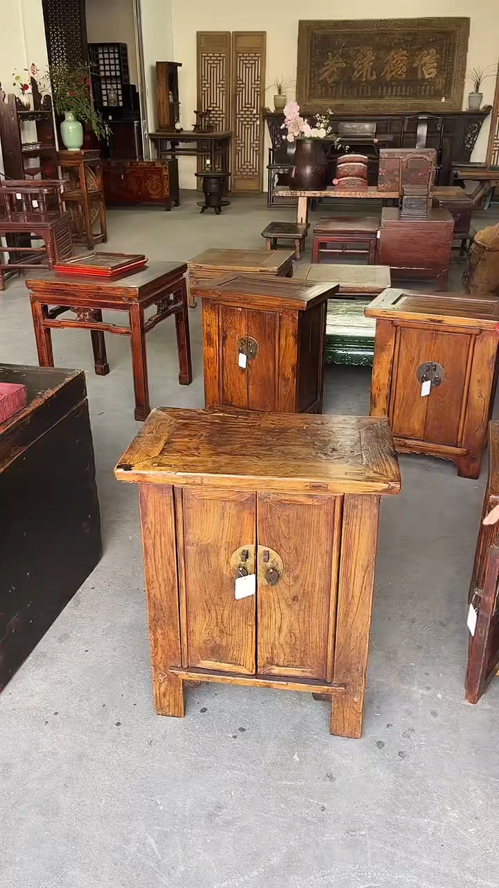 木（非红木类）阿***丁实木材质床头柜老物件