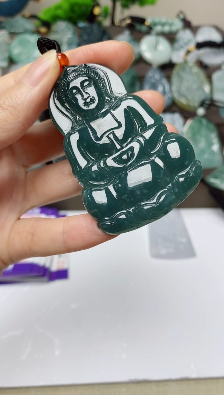 翡翠未镶嵌颈饰        