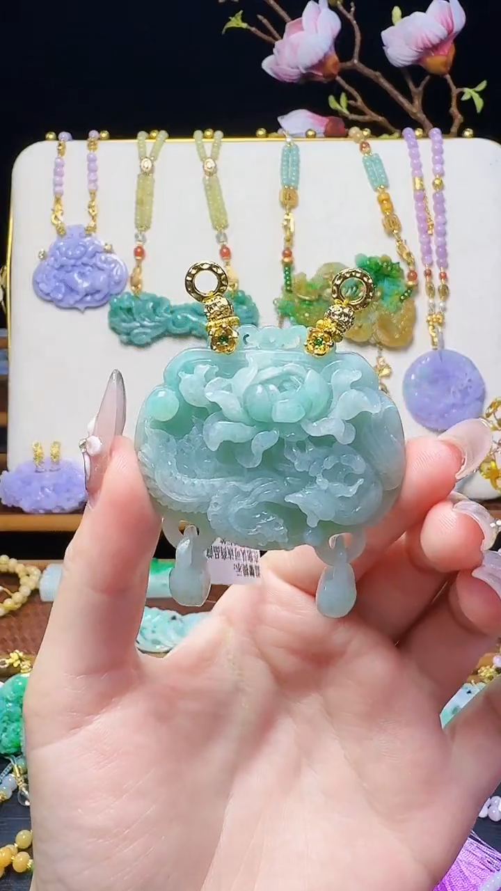 翡翠未镶嵌颈饰凤穿牡丹