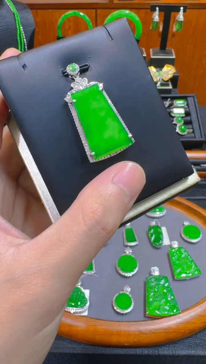 【闪购商品】翡翠吊坠(赠链)银S925镶嵌天然A货翡翠