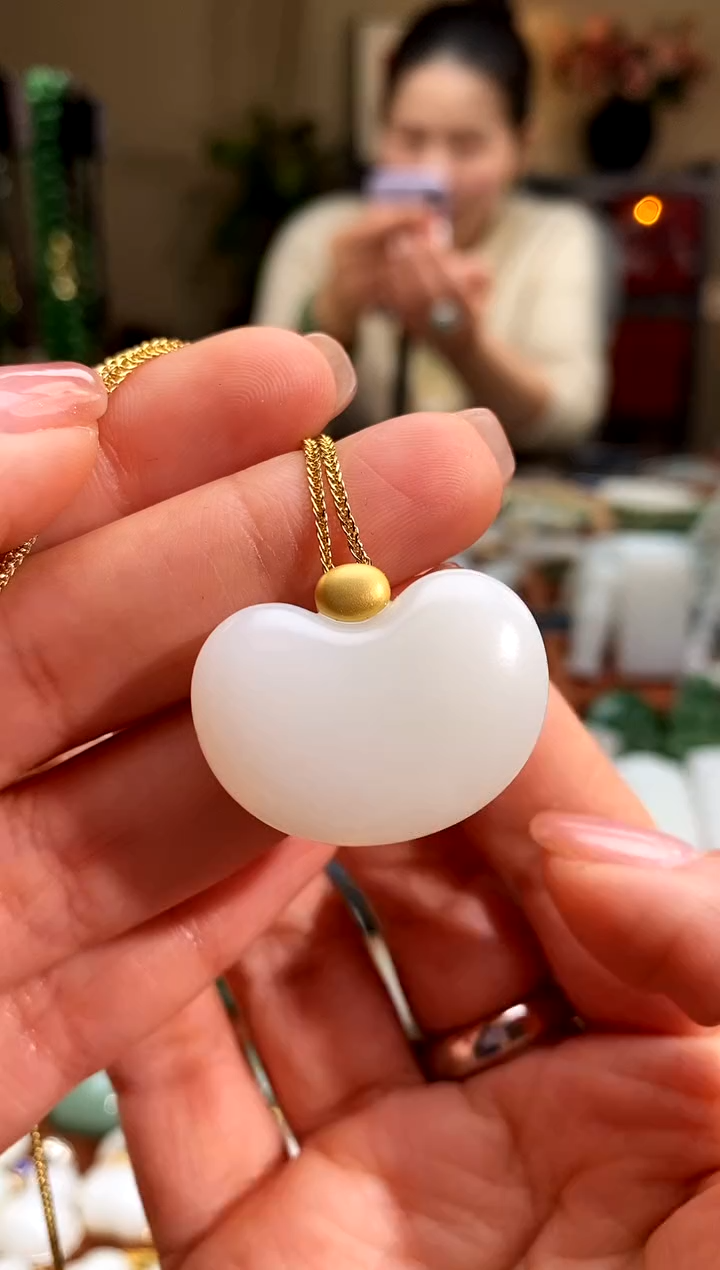 吊坠(赠链)18K金镶嵌和田玉.