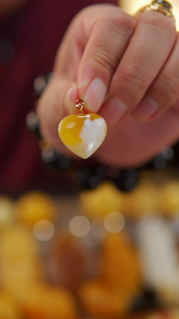 【闪购商品】蜜蜡颈饰18K金镶嵌金瓷白爱心吊坠3