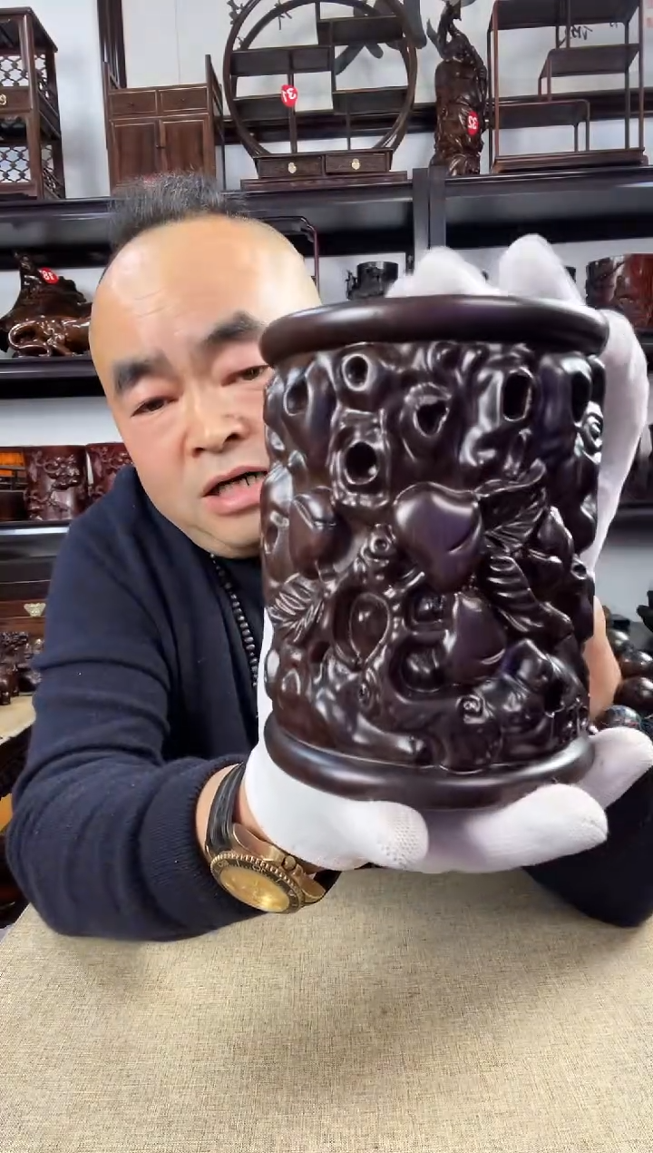 木老李红木工艺品寿桃笔筒