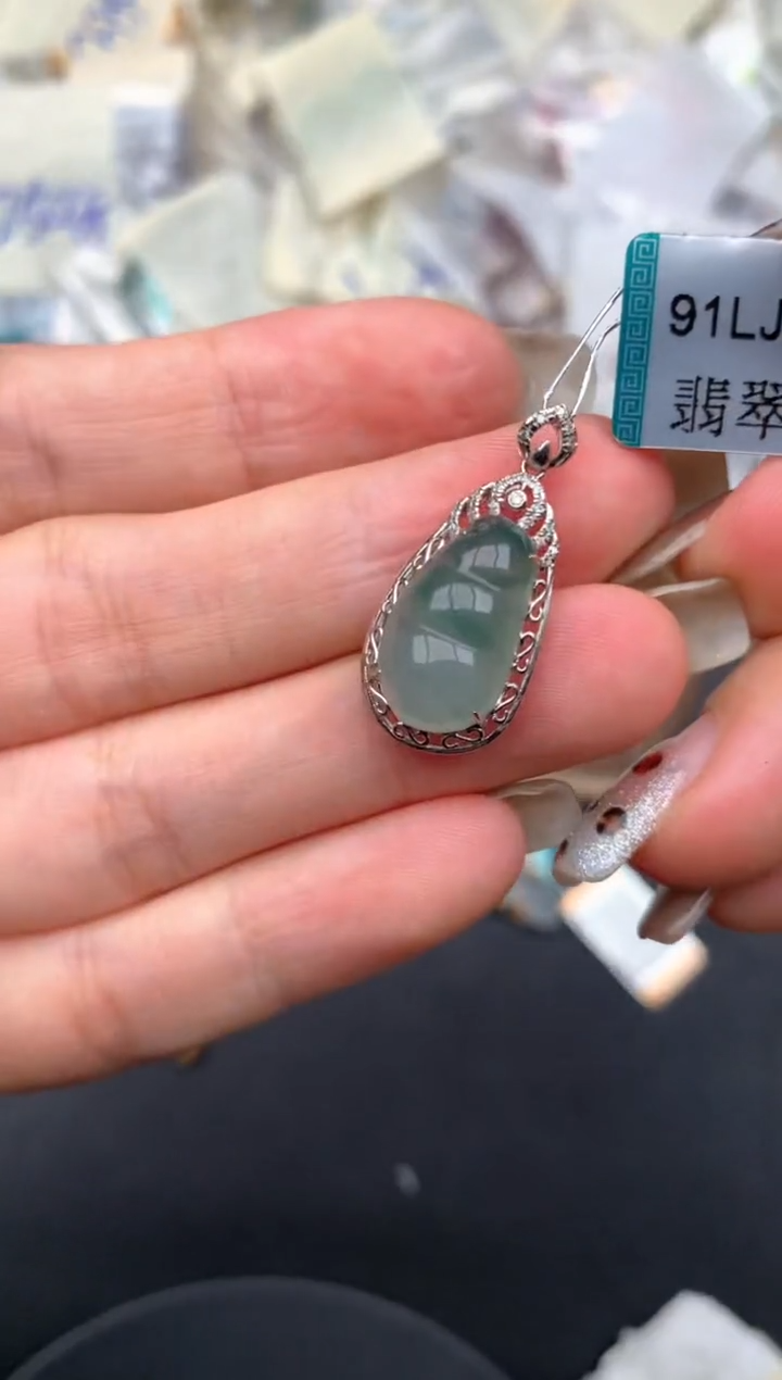 18K金镶嵌挂件翡翠一