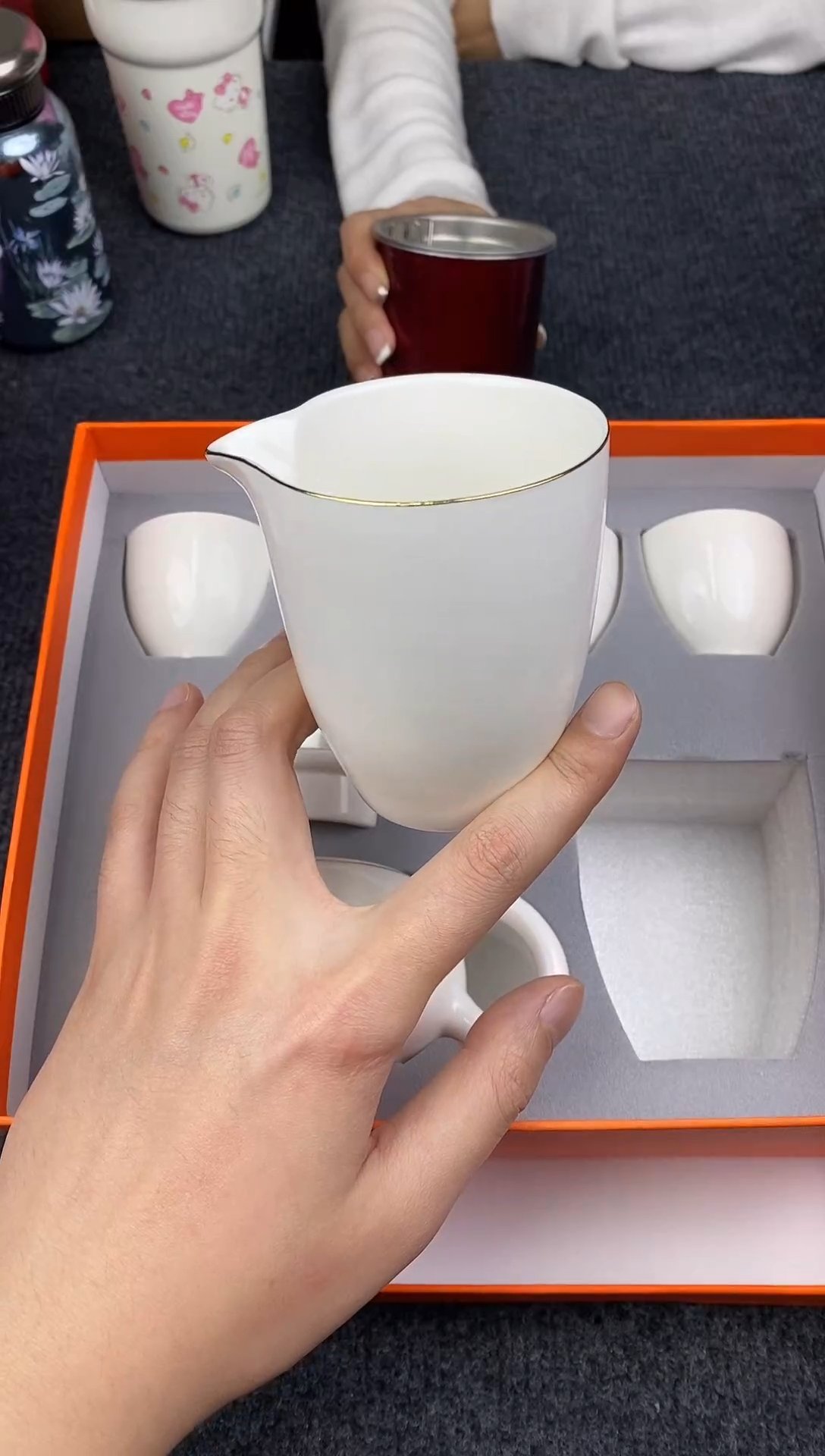 瓷片一壶一公道，四个杯子