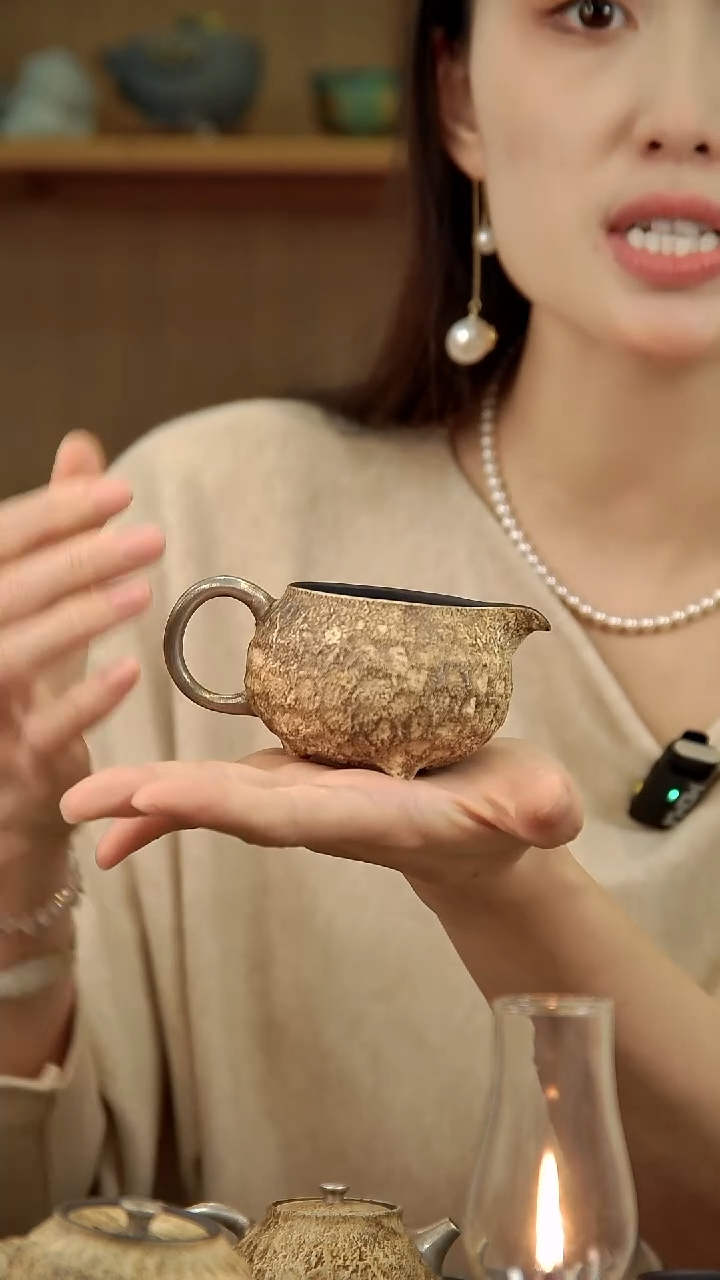 言野手作 粉引仿古锤纹三足公道杯