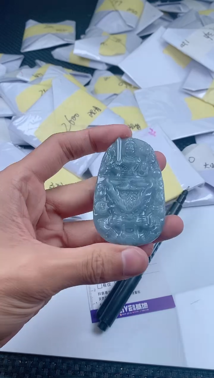 翡翠未镶嵌颈饰         