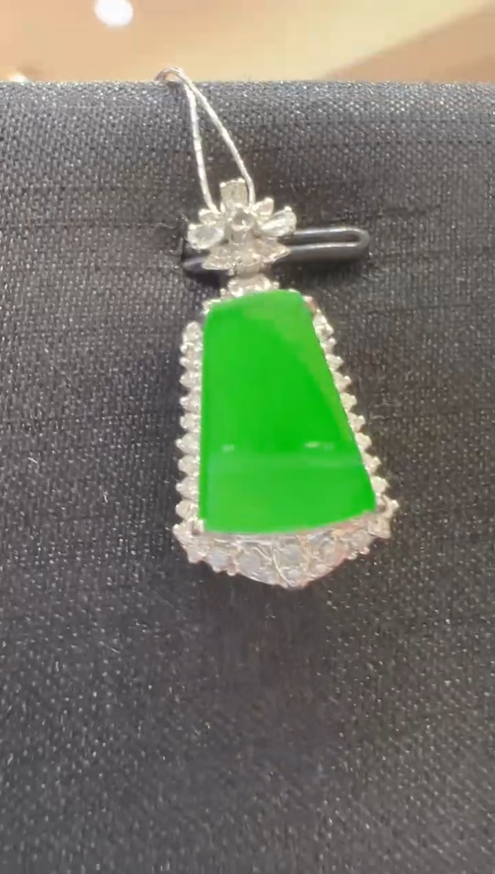 【闪购商品】翡翠吊坠(不含链)18K金镶嵌              