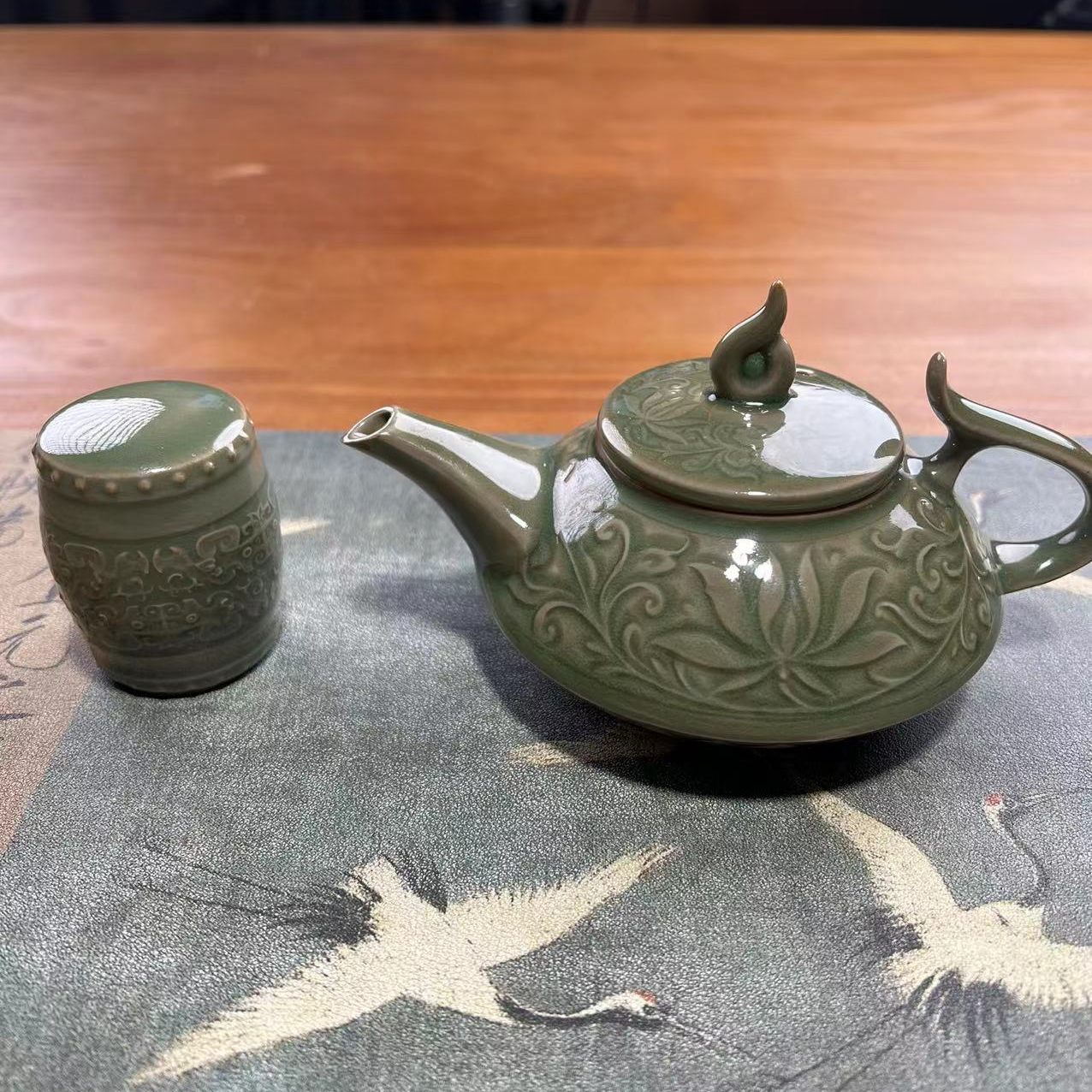 微瑕】耀州窑莲纹球孔茶壶一把盖置一个