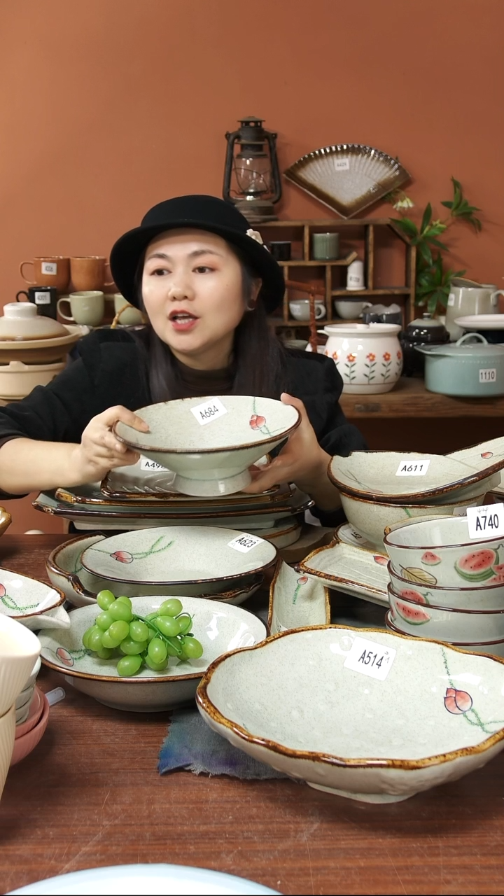 陶瓷A684 一只手绘荷花黑点高脚斗笠碗23*8可能微瑕