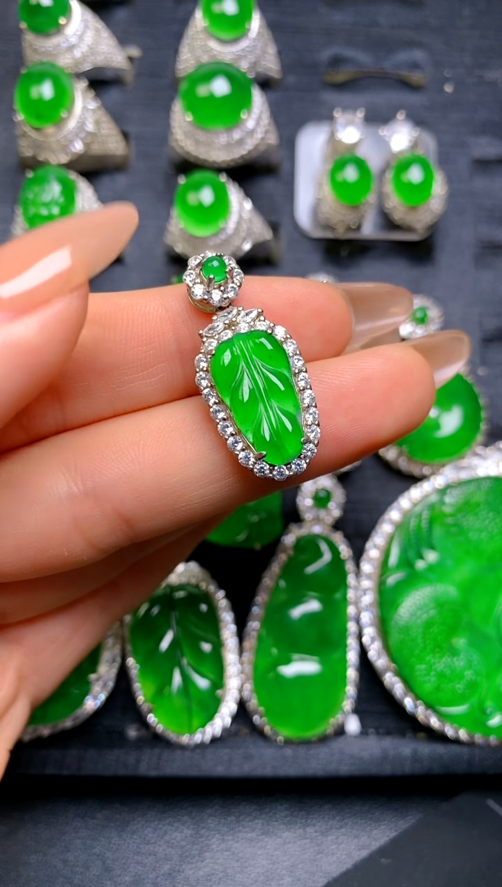 【闪购商品】翡翠吊坠(赠链)银S925镶嵌叶子吊坠