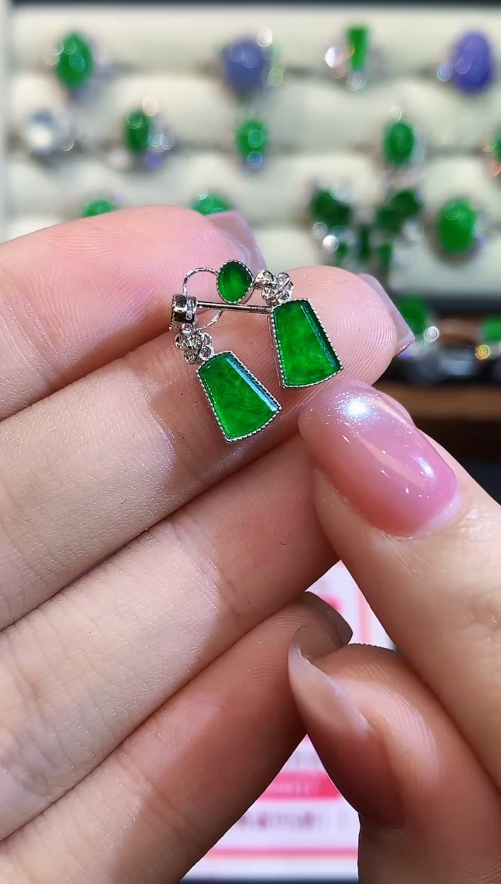 18K金镶嵌翡翠耳饰多样性发其一