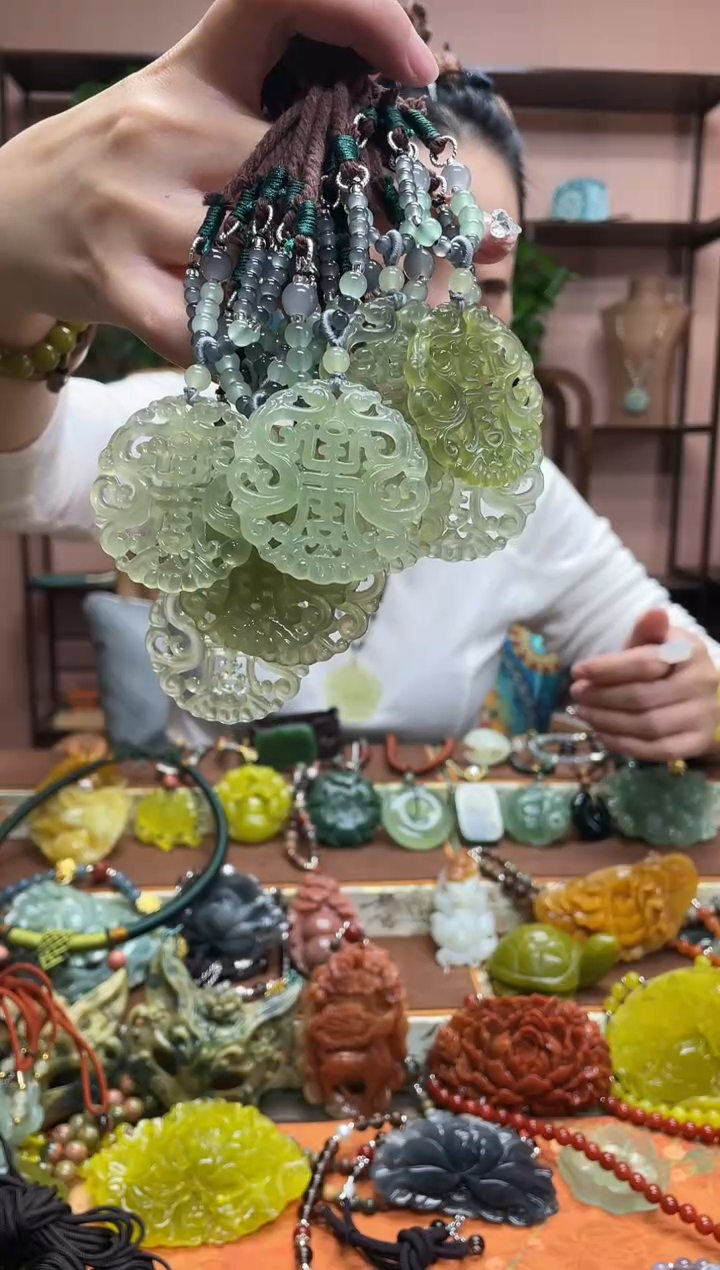 未镶嵌岫玉吊坠多样性发货发其中之一
