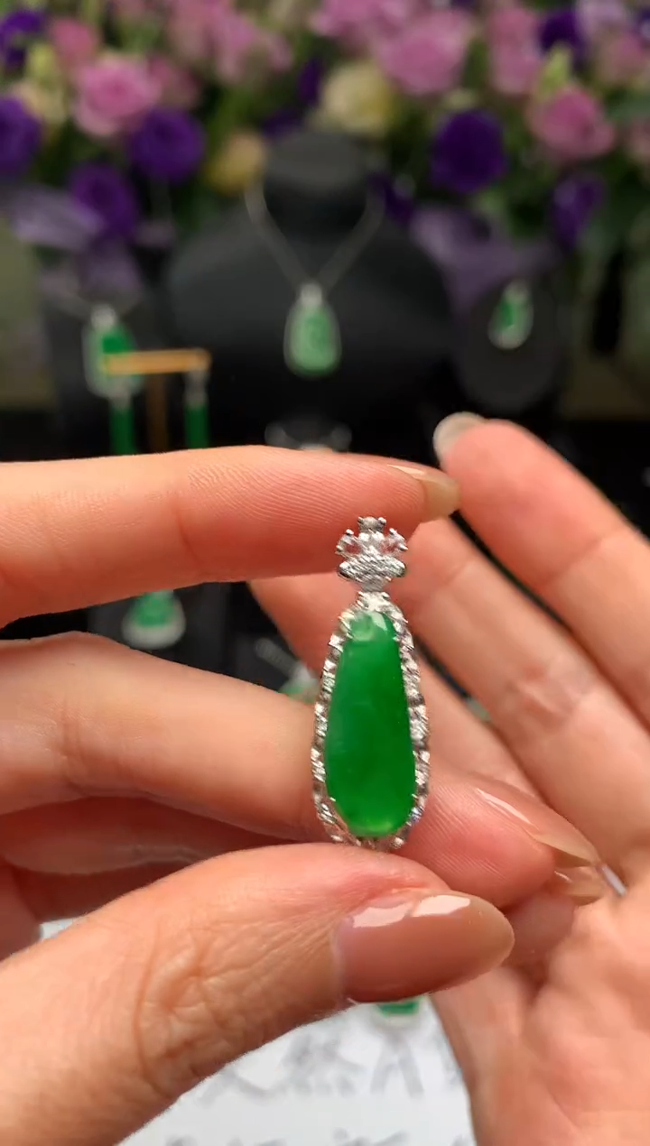 颈饰18K金镶嵌翡翠福瓜