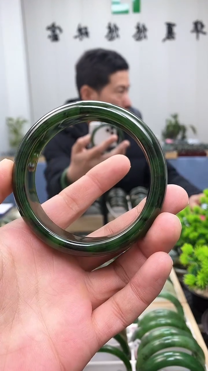 【闪购商品】和田玉手镯未镶嵌62.5（俄7飘红皮宽胎)