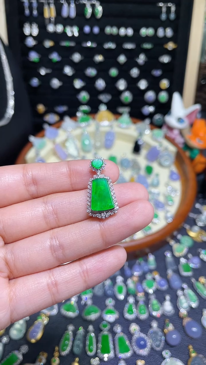 颈饰18K金镶嵌翡翠大*念高冰满绿无事牌吊坠缅料